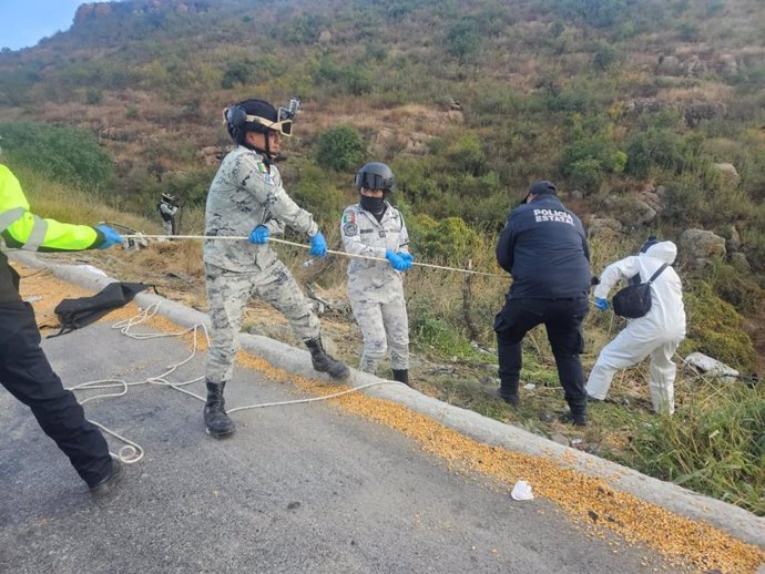 Efectivos de la Policía así como de la Guardia Nacional mexicanas operando en el lugar del accidente, en la carretera Zacatecas-Aguascalientes