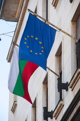 Archivo - Banderas de la Unión Europea y de Bulgaria en la capital del país, Sofía.