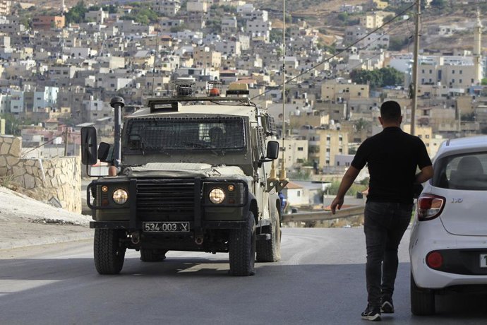 Archivo - August 28, 2024, Jenin, West Bank, Palestinian Territory: Israeli military vehicles drives down a road during a raid in Jenin in the occupied West Bank. At least 10 Palestinians were killed in Israeli raids and strikes in several towns in the 