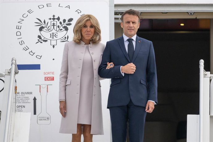 Archivo - 26 May 2024, Berlin: French President Emmanuel Macron (R) and his wife Brigitte arrive at the military section of BER Airport. Macron and his wife are on a three-day state visit to Germany at the invitation of Federal President Steinmeier. Photo