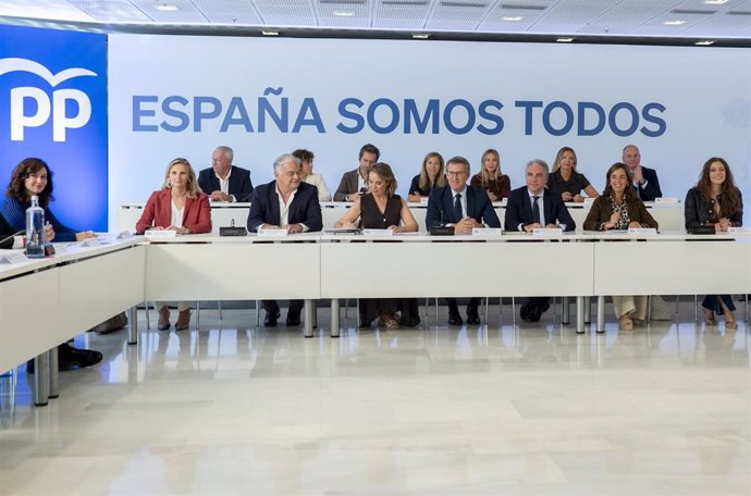 Archivo - (I-D) La presidenta de la Comunidad de Madrid y presidenta del PP madrileño, Isabel Díaz Ayuso; la vicesecretaria nacional de Desarrollo Sostenible del Partido Popular, Paloma Martín; el vicesecretario de Acción Institucional del PP, Esteban Gon