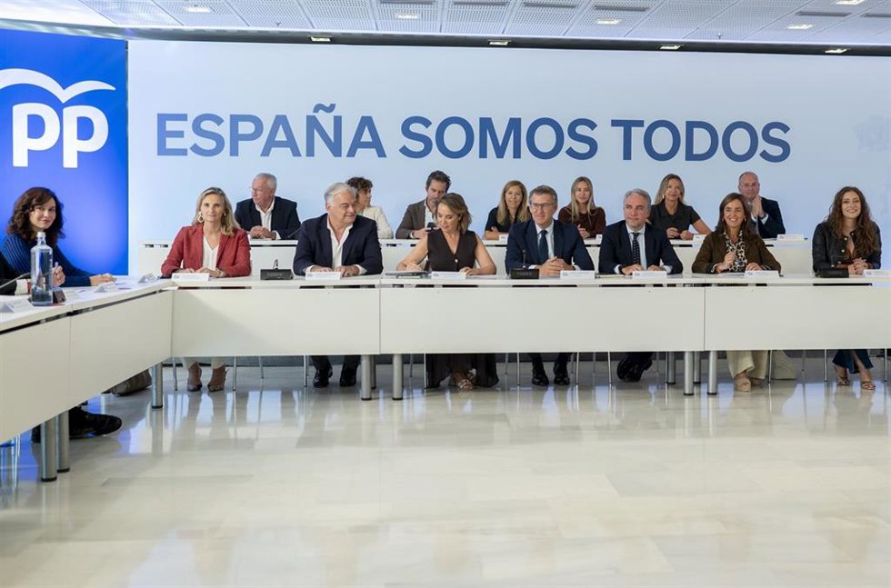 Archivo - (I-D) La presidenta de la Comunidad de Madrid y presidenta del PP madrileño, Isabel Díaz Ayuso; la vicesecretaria nacional de Desarrollo Sostenible del Partido Popular, Paloma Martín; el vicesecretario de Acción Institucional del PP, Esteban G