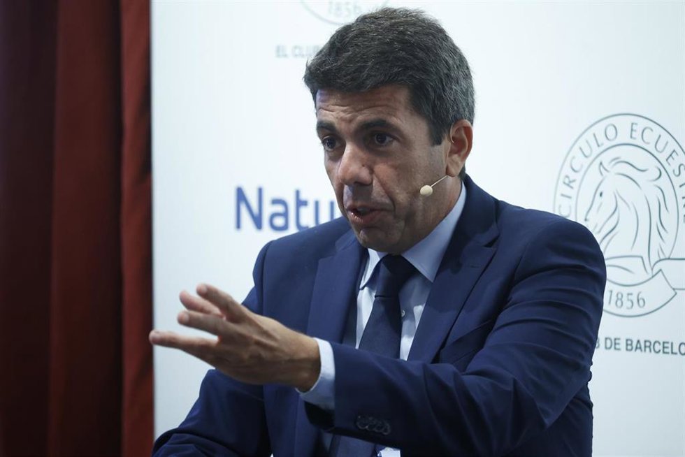 Archivo - El presidente de la Generalitat Valenciana, Carlos Mazón, interviene en un coloquio en el Círculo Ecuestre, a 13 de octubre de 2024, en Barcelona, Catalunya