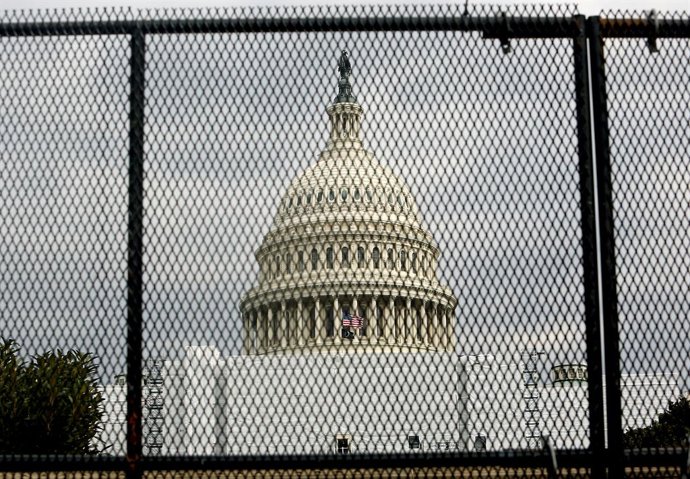 Archivo - 06 February 2023, US, Washington: Security fences are erected around Capitol Hill ahead of US President Joe Biden's State of the Union address to the US Congress. Photo: Stephen Shaver/ZUMA Press Wire/dpa