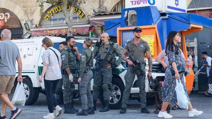 October 18, 2024, Jerusalem, Israel: Following the announcement of Hamas leader Yahya Sinwar's death, security forces have heightened their presence at crowded public spaces, including markets, amid concerns of potential terror attacks. Police officers we