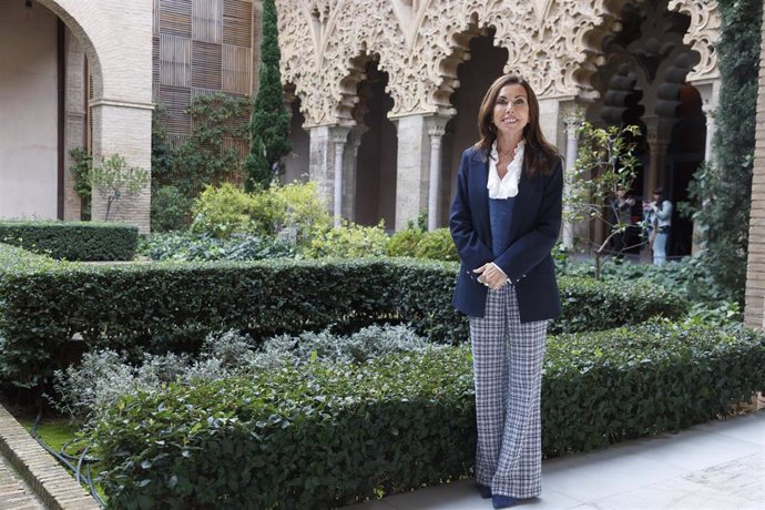 La presidenta de las Cortes de Aragón, Marta Fernández, en el Patio de Santa Isabel del Palacio de La Aljafería.