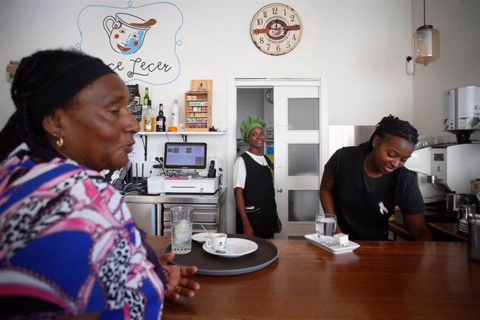 Antonina Semedo, Edna Fernándes y Melani Correa charlan en la barra de la cafetería que regentan Edna y Melani cerca del puerto de Burela.