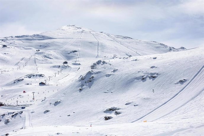 Archivo - Pistas de esquí en Sierra Nevada. Imagen de archivo. 