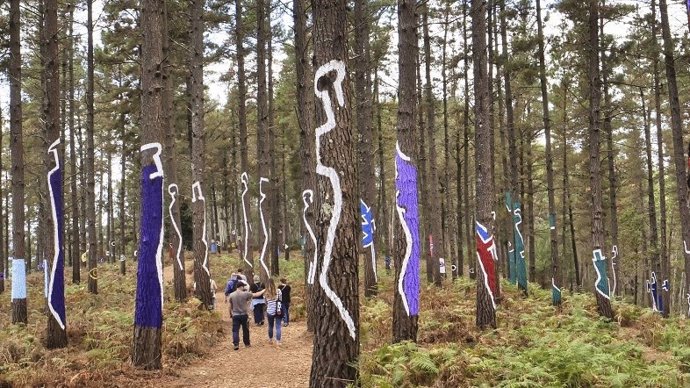 Un grupo pasea por el Bosque de Oma