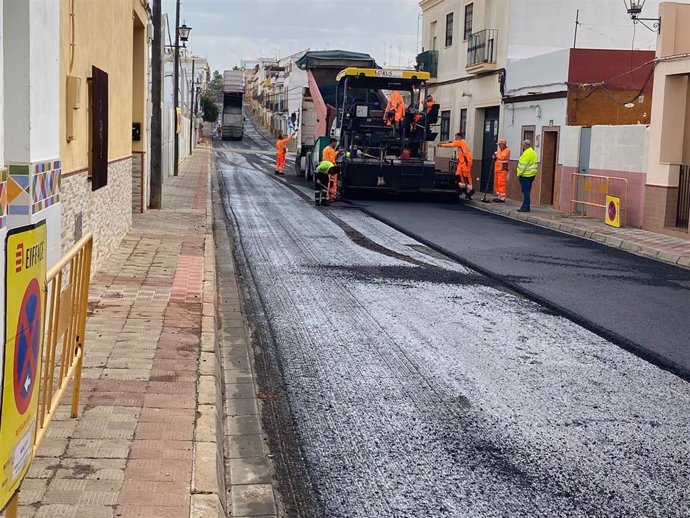 Archivo - Imagen de recurso de obras de repavimentación del acerado y asfaltado.