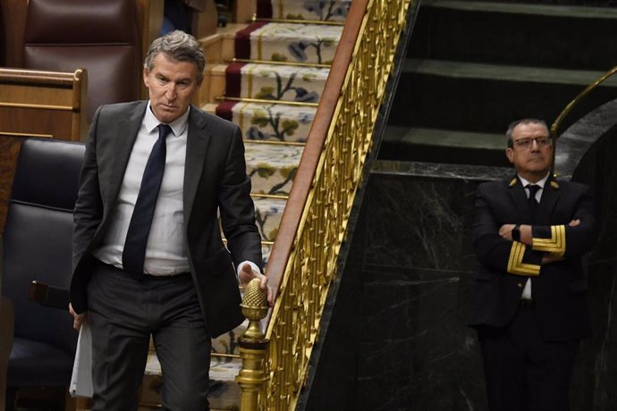 El presidente del PP, Alberto Núñez Feijóo, sale de una sesión de control al Gobierno, en el Congreso de los Diputados, a 16 de octubre de 2024, en Madrid (España).