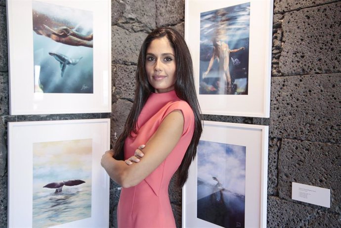 Patricia Yurena Rodríguez, Miss España 2008 y primera finalista en Miss Universo 2013, presenta en Arrecife su primera exposición bajo el título 'Azul: el mar y la mujer en perspectiva'