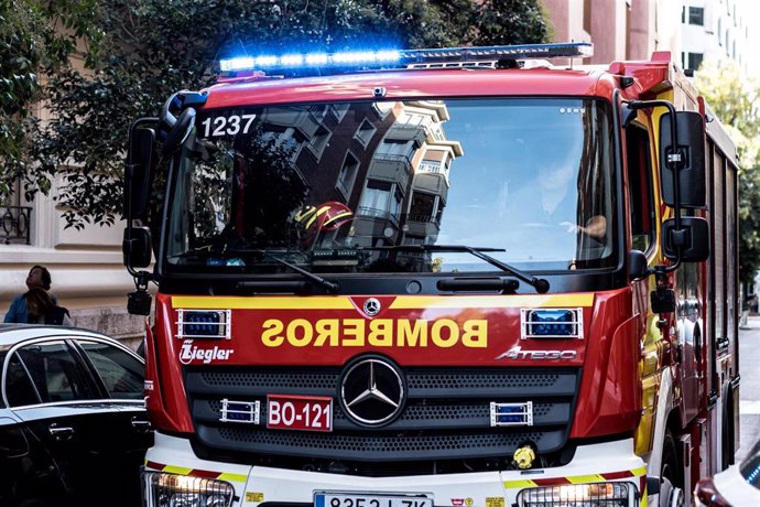 Un camión de bomberos junto al restaurante Hutong, donde han ocurrido los hechos, a 20 de octubre de 2024, en Madrid (España). Un incendio en la cocina de un restaurante de la calle Lagasca, en Madrid capital, ha provocado este domingo, 20 de octubre, el 