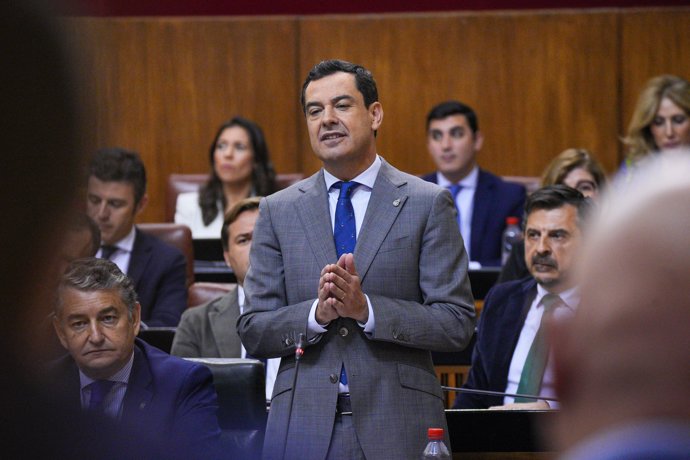 El presidente de la Junta de Andalucía, Juanma Moreno durante su turno de palabra en la sesión de control al Gobierno. A 15 de noviembre de 2023, en Sevilla (Andalucía, España).