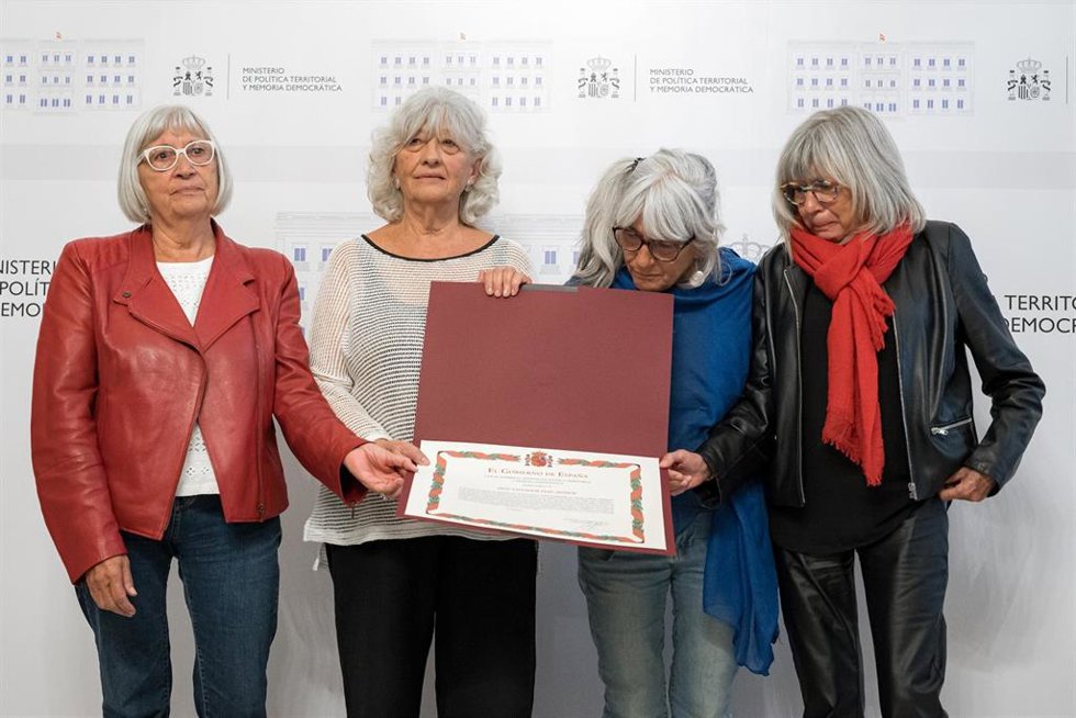 Las hermanas de Salvador Puig Antich, Montserrat Puig Antich, Inmaculada Puig Antich, Merona Puig Antich y Carme Puig Antich durante el acto de entrega de la declaración de Reconocimiento y Reparación a la figura de su hermano.
