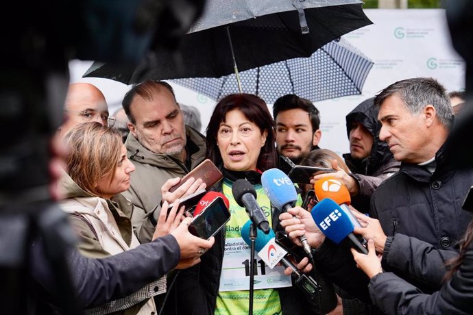 La ministra de Igualdad, Ana Redondo, atiende a los medios de comunicación antes de participar en la XIII Valladolid Marcha contra el Cáncer de la AECC.