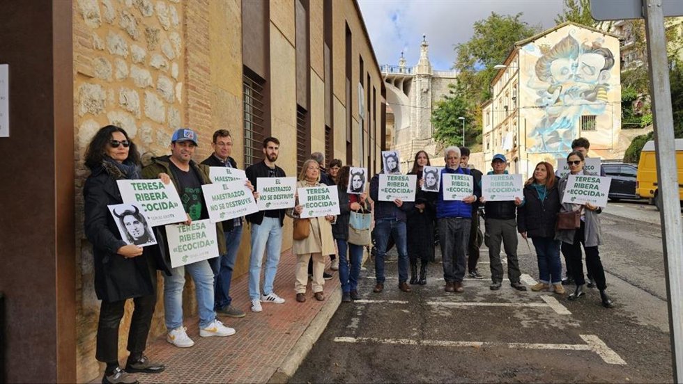 Representantes del movimiento ciudadano de Teruel Existe esperando la llegada del ministro Bustinduy.
