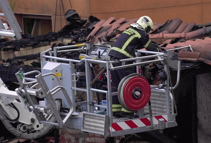 Bomberos trabaja en el edificio derrumbado