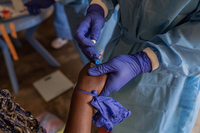 Archivo - BEIJING, Aug. 21, 2024  -- A person caught mpox gets treatment at a hospital on the outskirts of Goma, North Kivu province, eastern Democratic Republic of the Congo (DRC), on Aug. 19, 2024.   Roger Kamba, health minister of the Democratic Republ