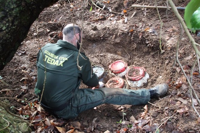 Archivo - Zulo de ETA en Irún con siete bidones con material explosivo localizado por la Guardia Civil en 2017