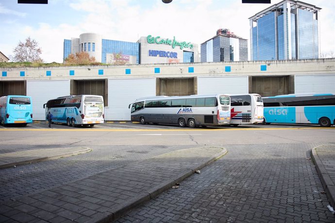 Archivo - Varios autobuses en la estación de autobuses de Méndez Álvaro, a 30 de diciembre de 2022, en Madrid (España). La Dirección General de Tráfico (DGT) puso en marcha desde el 23 de diciembre un dispositivo especial de regulación, ordenación y vigil