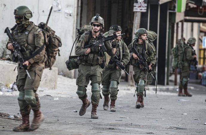 Archivo - September 11, 2024, Tubas, West Bank, Palestine: Israeli infantry soldiers seen deploying in the city of Tubas during the raid. A large-scale Israeli military raid on the city of Tubas in the northern occupied West Bank, where five Palestinian
