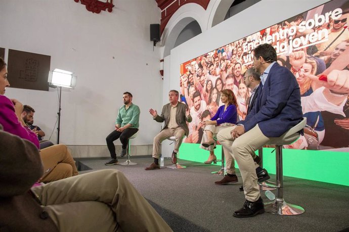 Archivo - El secretario general del PSOE-A, Juan Espadas, participa en un encuentro sobre vivienda joven organizado por el PSOE-A en su sede en Sevilla en octubre de 2023. (Foto de archivo).