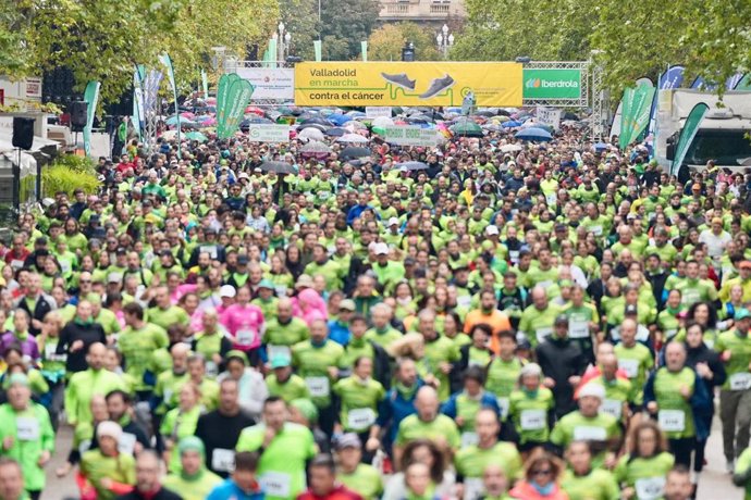 Más de 50.000 personas participan en la XIII Marcha contra el Cáncer en Valladolid.