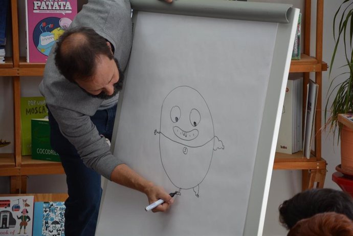 El autor del cómic infantil 'Superpatata' enseña a dibujar uno de sus personajes más icónicos en Toledo