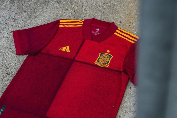 Archivo - Nueva camiseta de la selección española