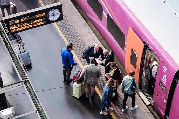 Pasajeros en la estación de tren de Atocha, a 21 de octubre de 2024, en Madrid (España).