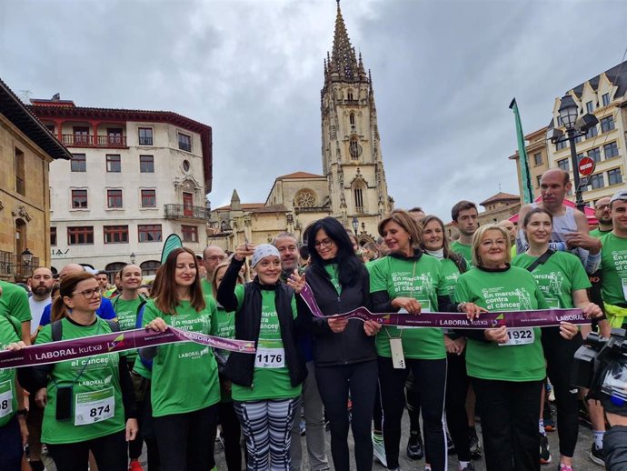 La consejera de Salud, Concepción Saavedra, participa en la en la VII Carrera Oviedo en marcha contra el cáncer