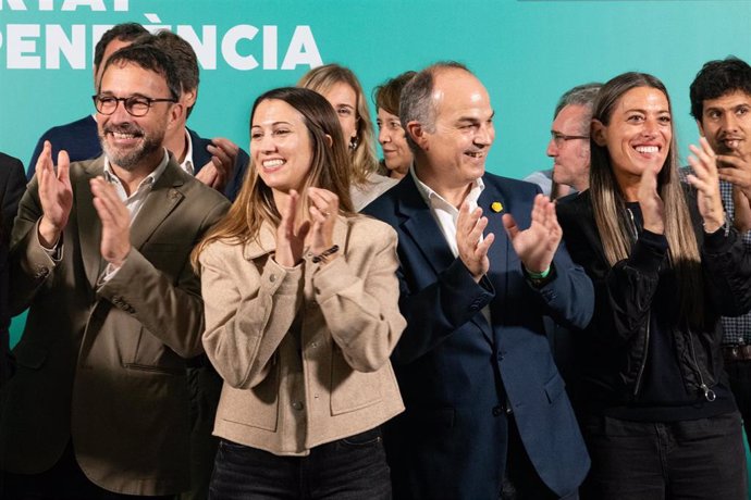 Foto de familia de los integrantes de la candidatura de Carles Puigdemont para presidir Junts, durante la segunda jornada del Congreso de Junts en Calella, a 26 de octubre de 2024, en Calella, Barcelona, Catalunya (España). La presidenta de Junts, Laura B