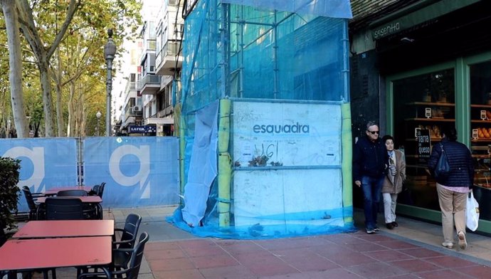 Archivo - Andamios que ocupan la vía pública en el Paseo Zorrilla cerca de la Academia de Caballería.