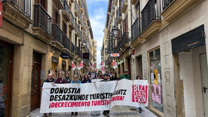 Un millar de personas se han maifestado hoy en San Sebastián contra la 'turistificación'