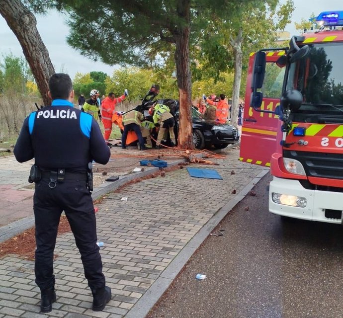 Policía Municipal y Bomberos de Valladolid intervienen en el accidente de un vehículo que ha chocado contra un árbol en calle Santa María de la Cabeza con la calle Ermita.