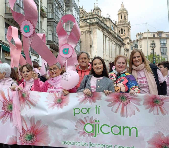 Asistentes a la marcha 'Jaén se viste de rosa' contra el cáncer de mama.