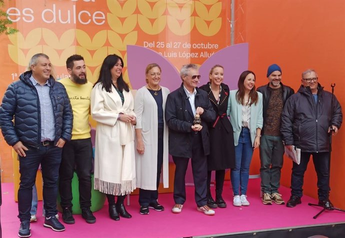 Christian Escribà,  de Pastisseria Escribà, reconocido por el gremio de pasteleros de Huesca con el  I Premio 'Vicente Ascaso' en la Feria Huesca es Dulce, en un actgo desarrollado este domingo en Huesca al que ha acudido la alcaldesa, Lorena Orduna.