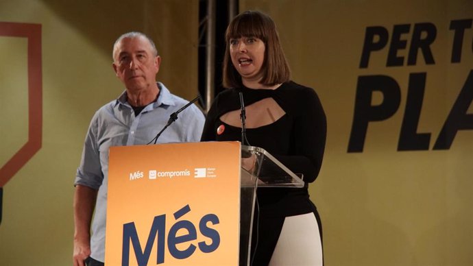 La secretaria general de Més-Compromís, Amparo Piquer, y el síndic de Compromís en Les Corts y miembro de Més-Compromís, Joan Baldoví