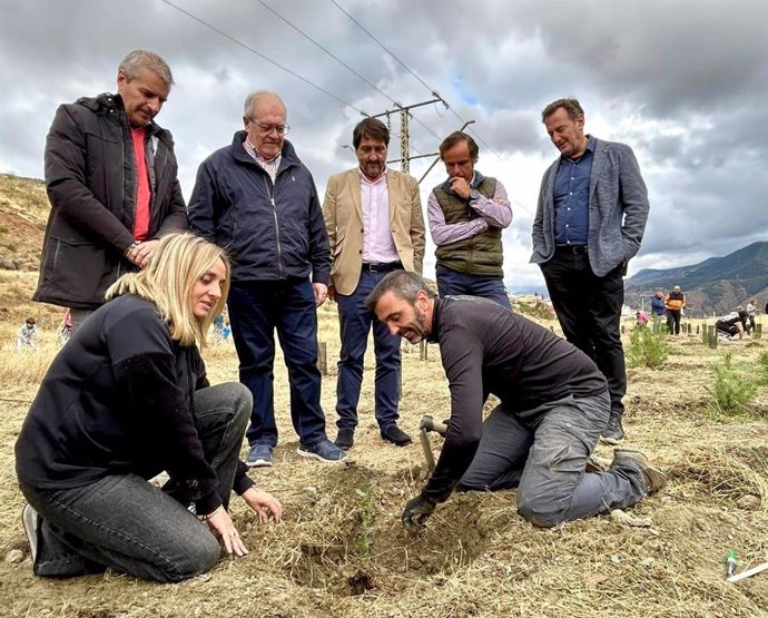 Marifrán Carazo, en la jornada de plantación del Bosque SEM en Lancha del Genil.