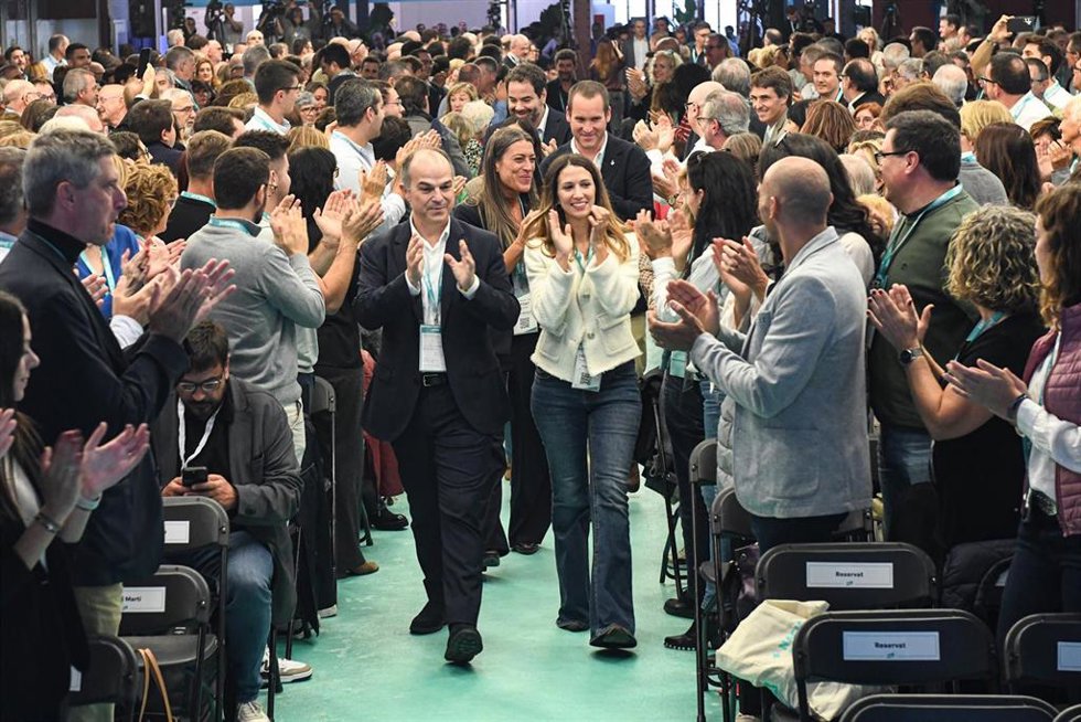 El secretario general de Junts, Jordi Turull, aplaude a su llegada a la última jornada del Congreso de Junts en Calella, a 27 de octubre de 2024, en Calella, Barcelona, Catalunya (España).El expresidente de la Generalitat Carles Puigdemont ha sido hoy e