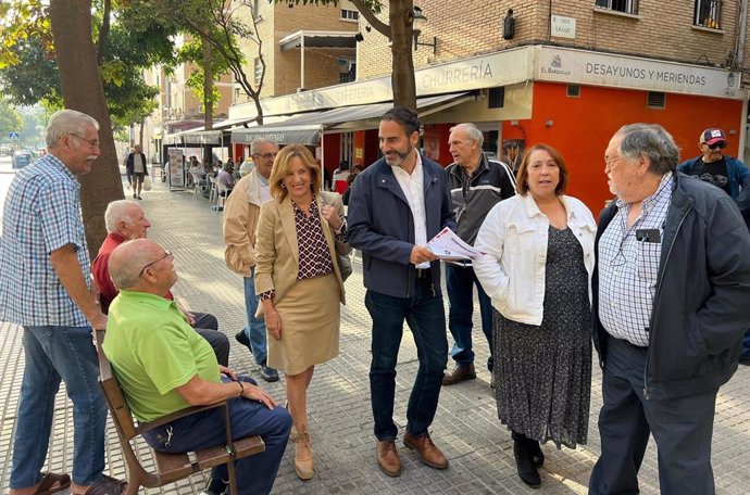 El portavoz del PSOE de Málaga, Daniel Pérez, en la barriada de La Luz.