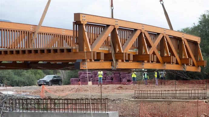 Puente peatonal de madera.