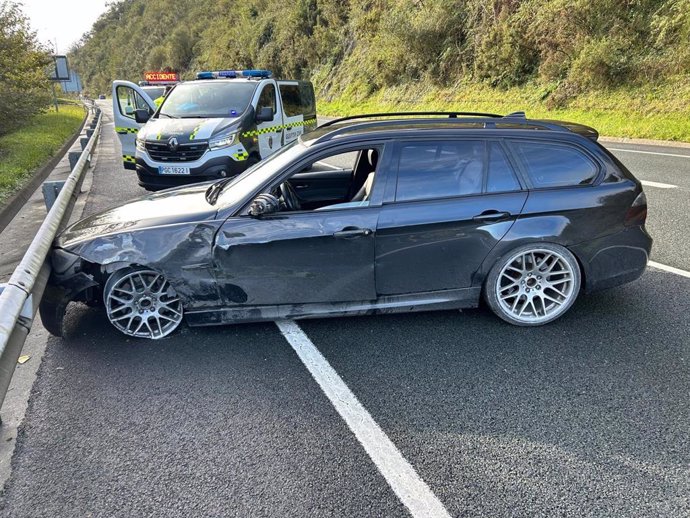 Imagen del vehículo accidentado tras darse a la fuga.