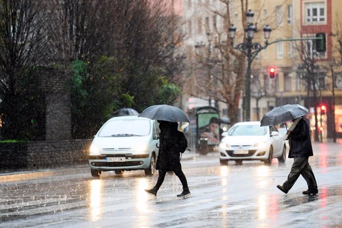 Archivo - Lluvia en Santander.-ARCHIVO