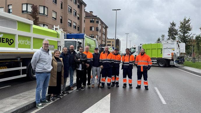 Presentación de los nuevos camiones para recogida de basura y enseres en Siero