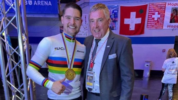 Emilio Arellano, campeón del mundo de ciclismo artístico