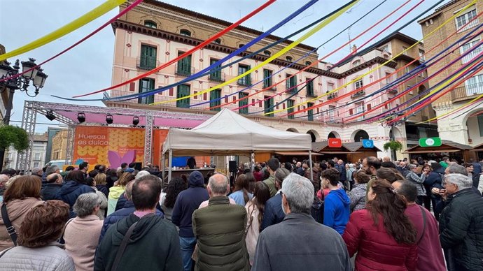 Expectación en el taller de Raúl Bernal --Lapaca-- en la última jornada de la I Feria 'Huesca es dulce' celebrada este domingo en la plaza López Alué de la capital oscense.