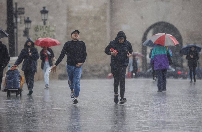 Archivo - Lluvia en València, a 3 de abril de 2022