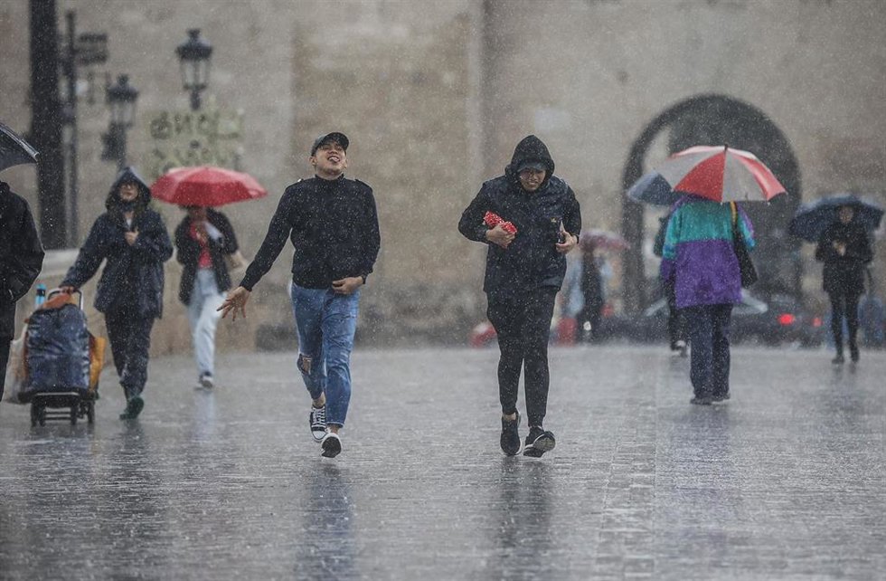 Archivo - Lluvia en Valncia, a 3 de abril de 2022